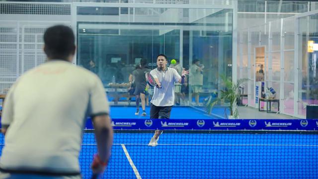 Bola Padel Memantul dari Kaca Belakang Sebelum Dikembalikan Pemain