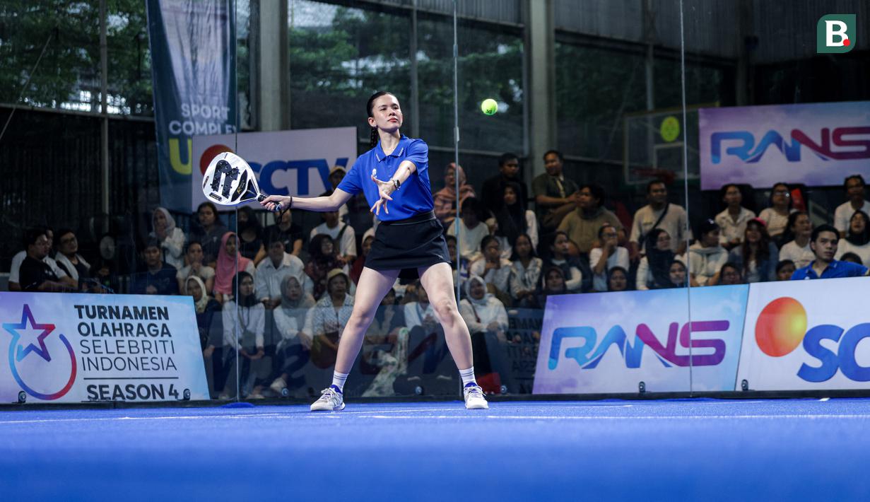 pemain padel bertahan dari smash keras lawan dengan refleks cepat
