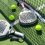 pemain padel fokus saat menghadapi rally dalam pertandingan