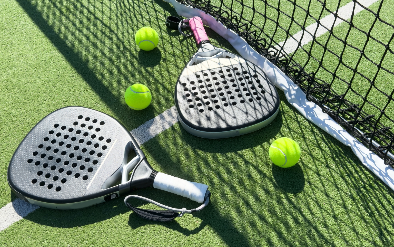 pemain padel fokus saat menghadapi rally dalam pertandingan