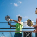 pemain padel ganda berdiskusi strategi di antara poin pertandingan