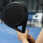 pemain padel ganda berkomunikasi di antara poin pertandingan