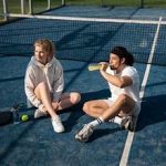 pemain padel melakukan lob untuk mengambil kembali posisi net