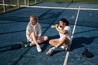 pemain padel melakukan lob untuk mengambil kembali posisi net