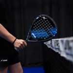 pemain padel memilih raket sesuai gaya bermain