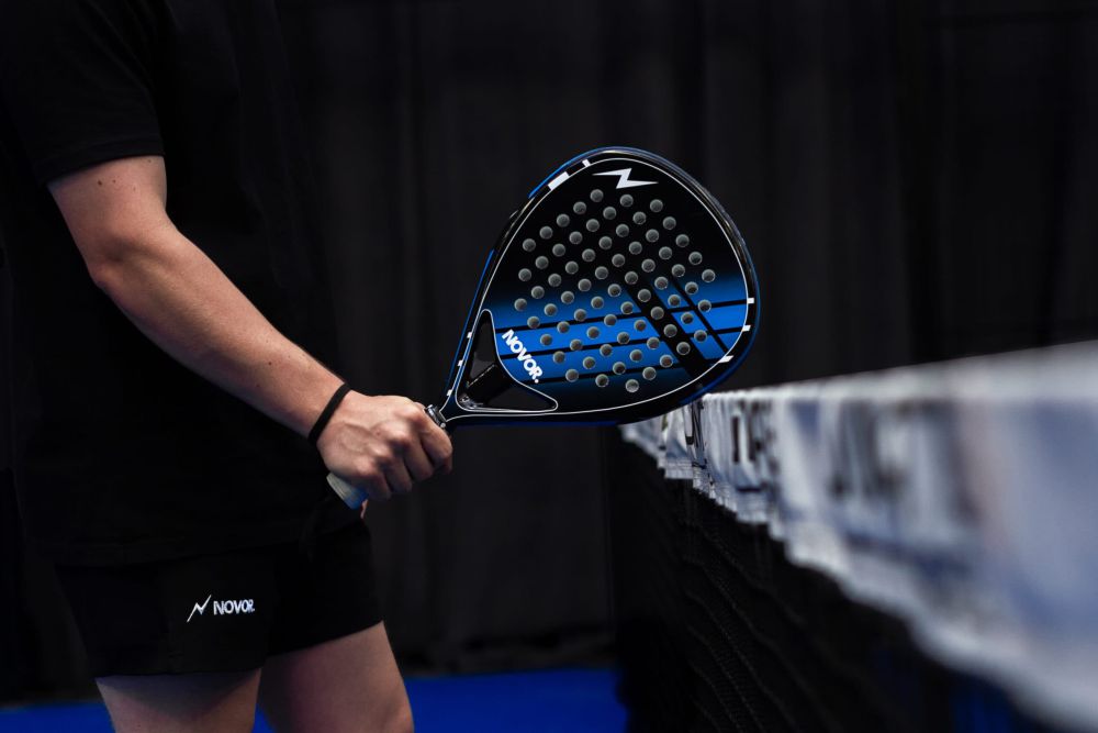 pemain padel memilih raket sesuai gaya bermain