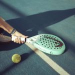 pemain padel menjaga fokus selama rally pertandingan