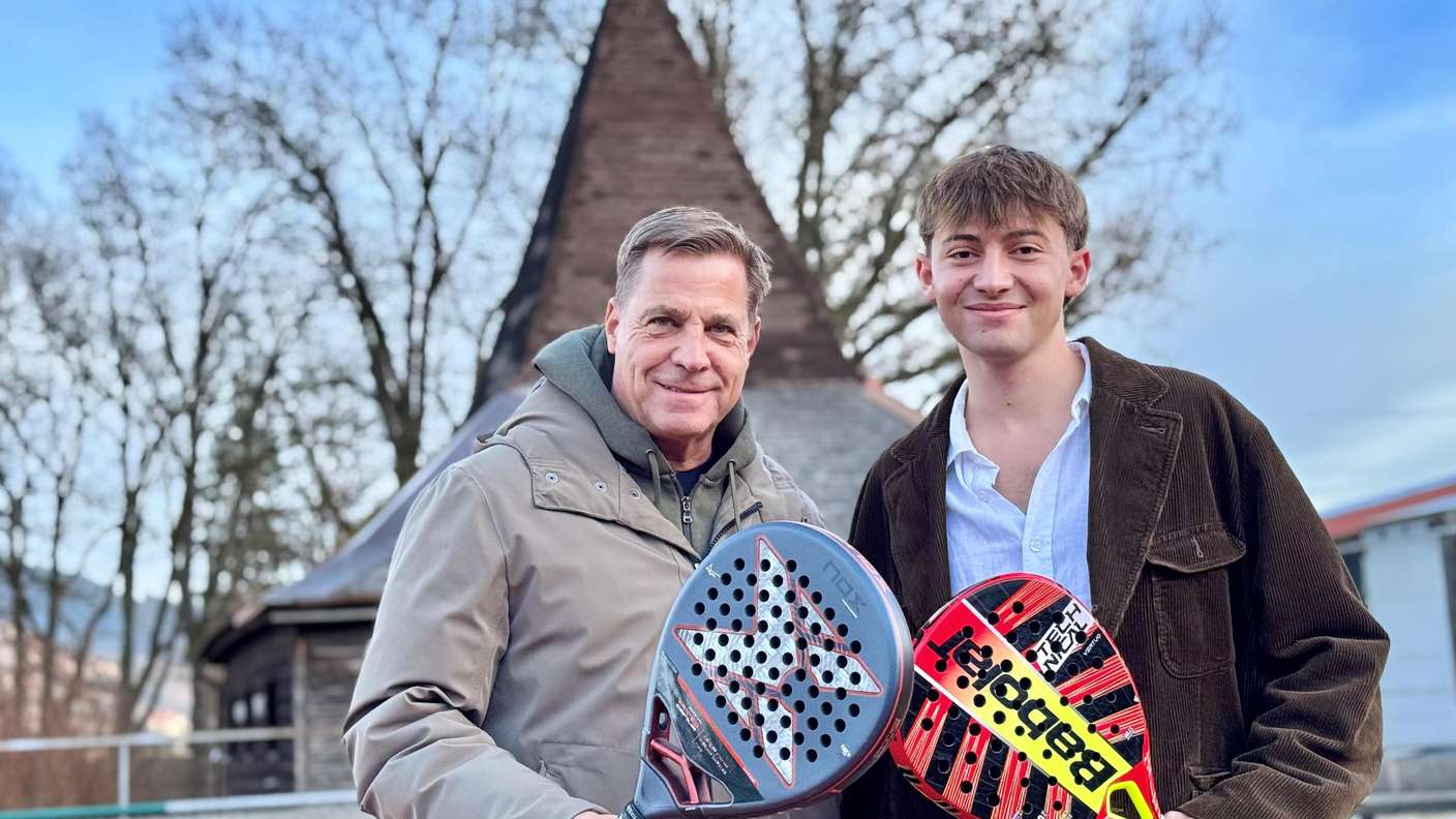 pemain padel merayakan poin penting dalam pertandingan