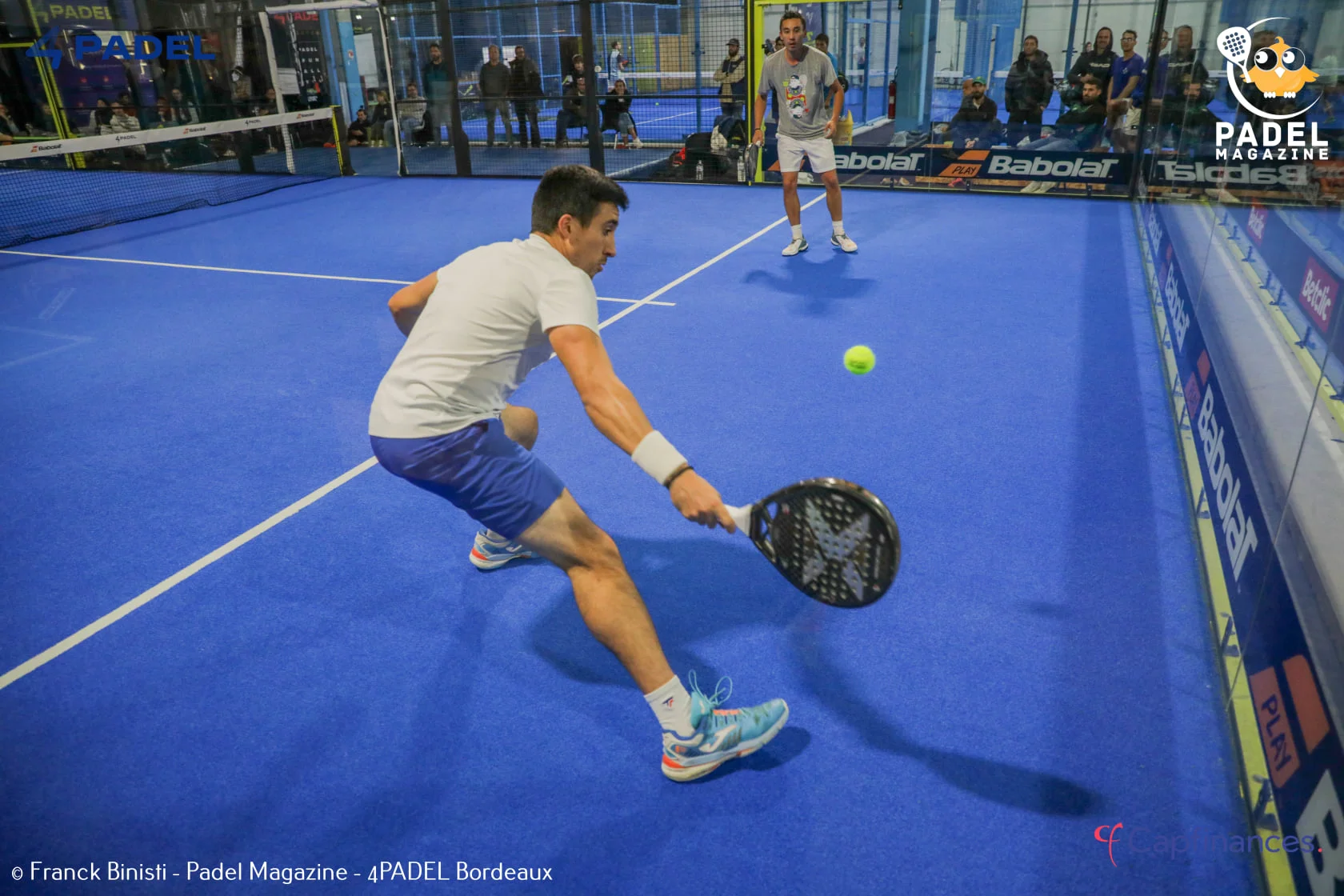 pemain pemula belajar dasar padel di lapangan