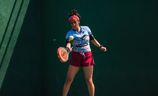 pukulan cross court padel sebagai strategi bermain aman