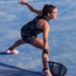 pukulan lob padel dari posisi bertahan untuk merebut posisi net