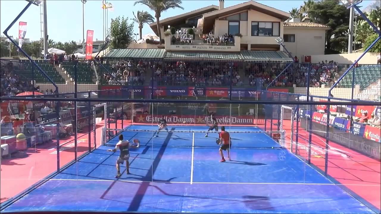rally padel yang memaksa pemain bergerak ke berbagai arah di lapangan