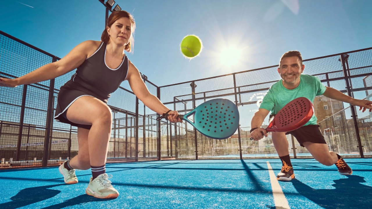 Strategi Bertahan Saat Tertekan di Area Kaca Belakang dalam Padel