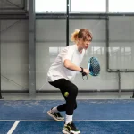 fokus pemain padel membaca arah bola lawan
