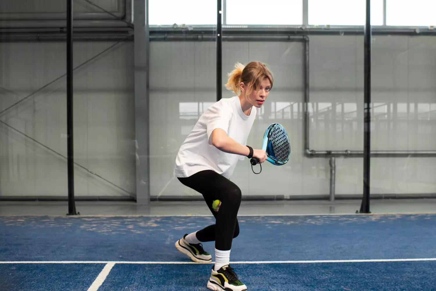 fokus pemain padel membaca arah bola lawan