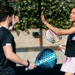 pemain padel melakukan high five setelah memenangkan poin