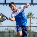 pemain padel mengejar bola keluar lapangan setelah smash X3