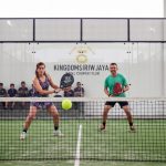 pemain padel mengontrol tempo rally selama pertandingan