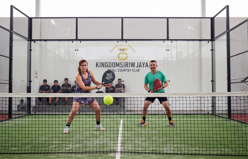 pemain padel mengontrol tempo rally selama pertandingan