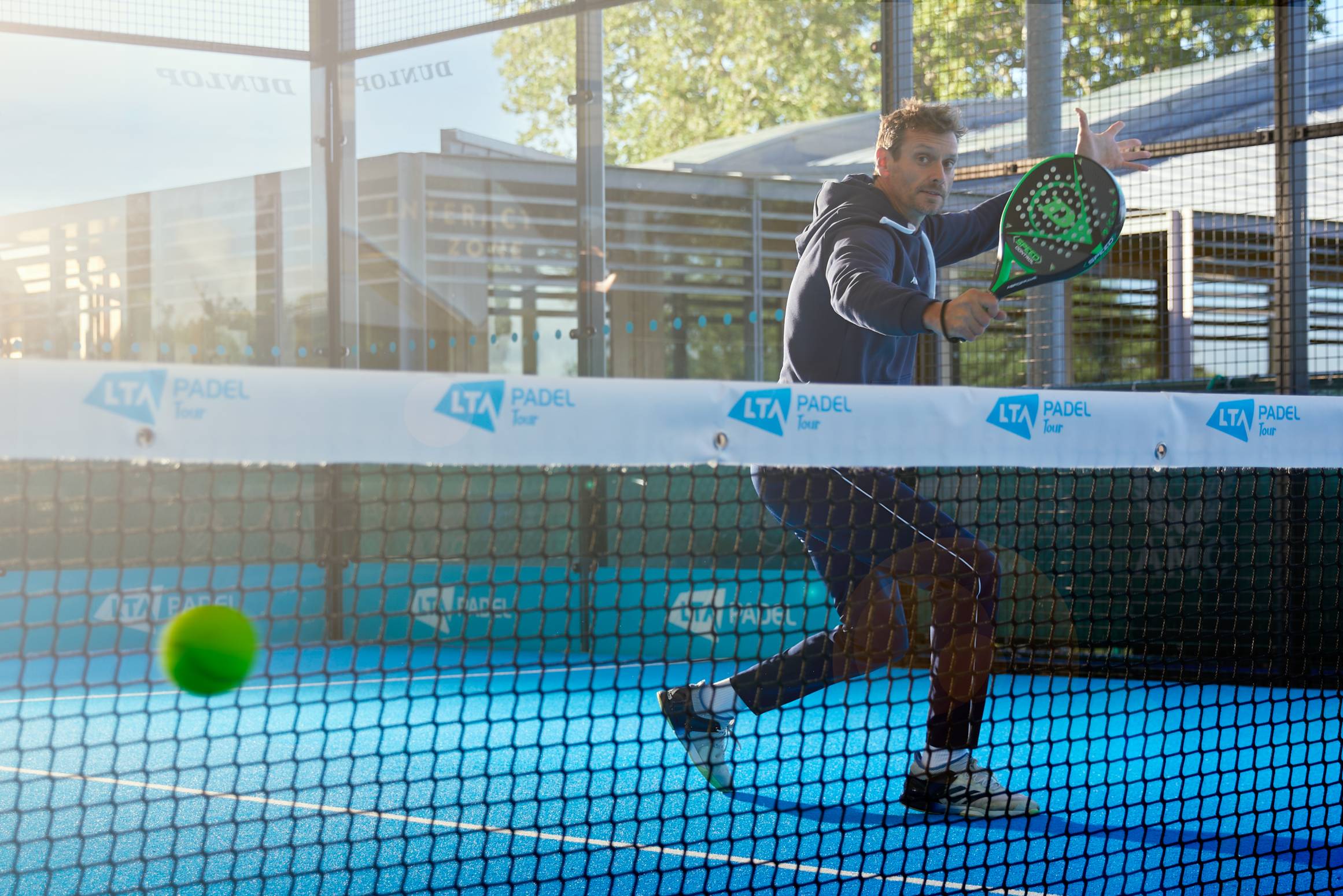 teknik half volley dalam permainan padel modern