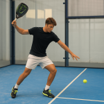 teknik serve underhand dalam permainan padel