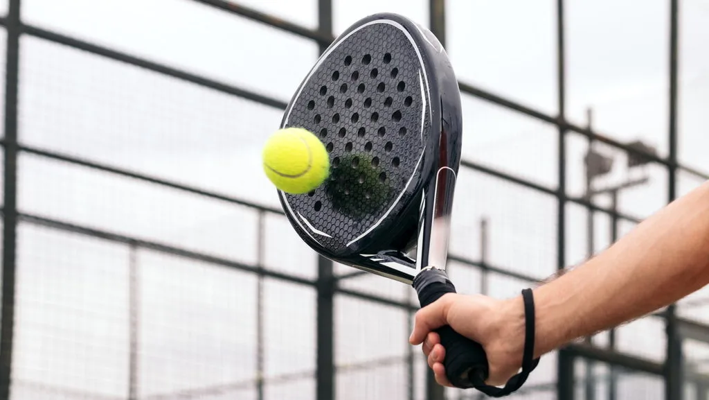 bola padel profesional yang digunakan dalam pertandingan resmi