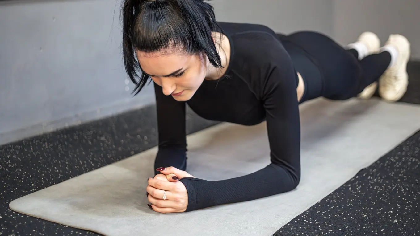 latihan plank untuk meningkatkan kekuatan core pemain padel