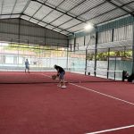 pemain padel bermain di lapangan outdoor saat cuaca panas