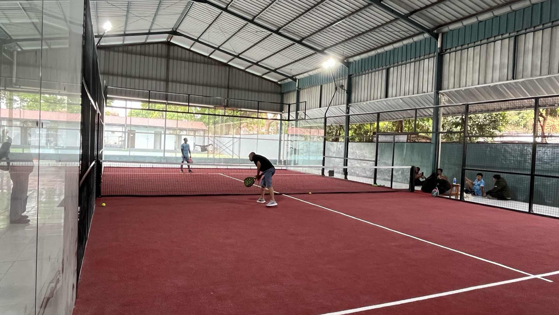 pemain padel bermain di lapangan outdoor saat cuaca panas