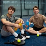pemain padel melakukan recovery setelah pertandingan turnamen