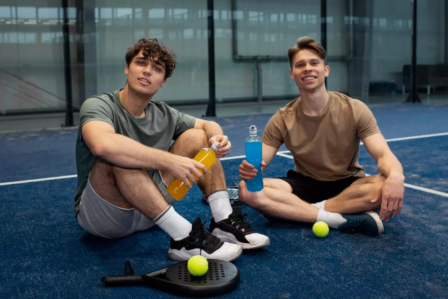 pemain padel melakukan recovery setelah pertandingan turnamen