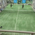 pemain padel menguasai area net dengan teknik volley