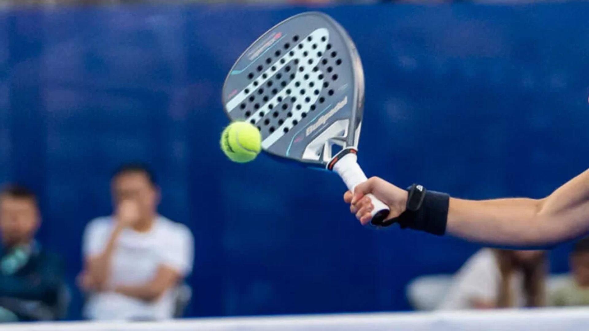 pemain padel menjaga hidrasi saat mengikuti turnamen