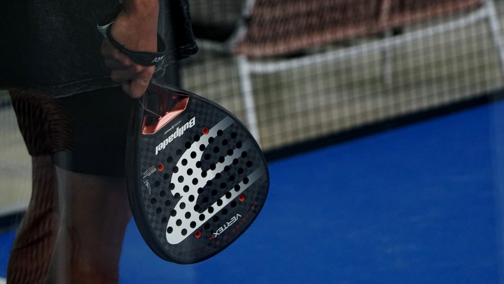 raket dan perlengkapan padel untuk pemain intermediate