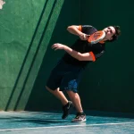 teknik bandeja untuk mengembalikan lob dalam permainan padel