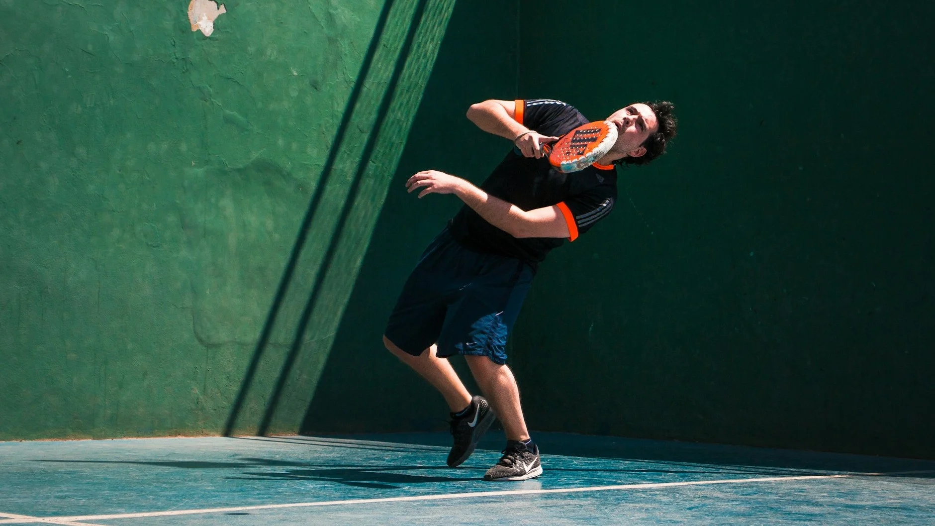 teknik bandeja untuk mengembalikan lob dalam permainan padel