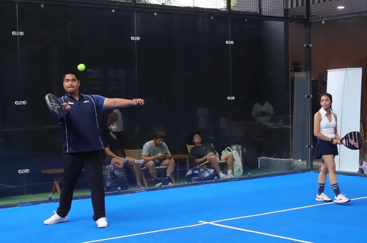 transisi pemain padel dari posisi bertahan ke posisi menyerang