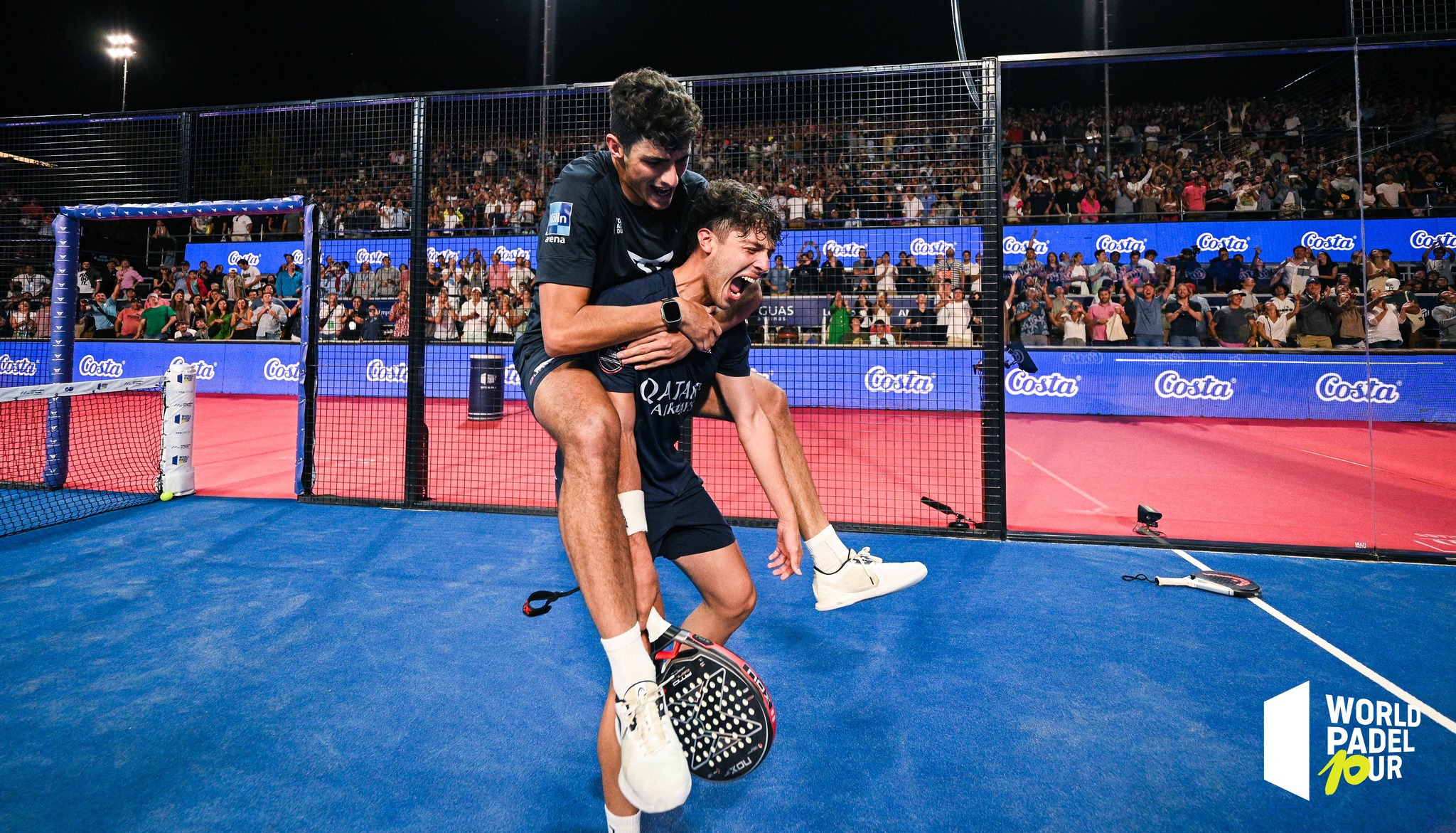 AgustÃn Tapia melakukan pukulan dalam turnamen Premier Padel 2026