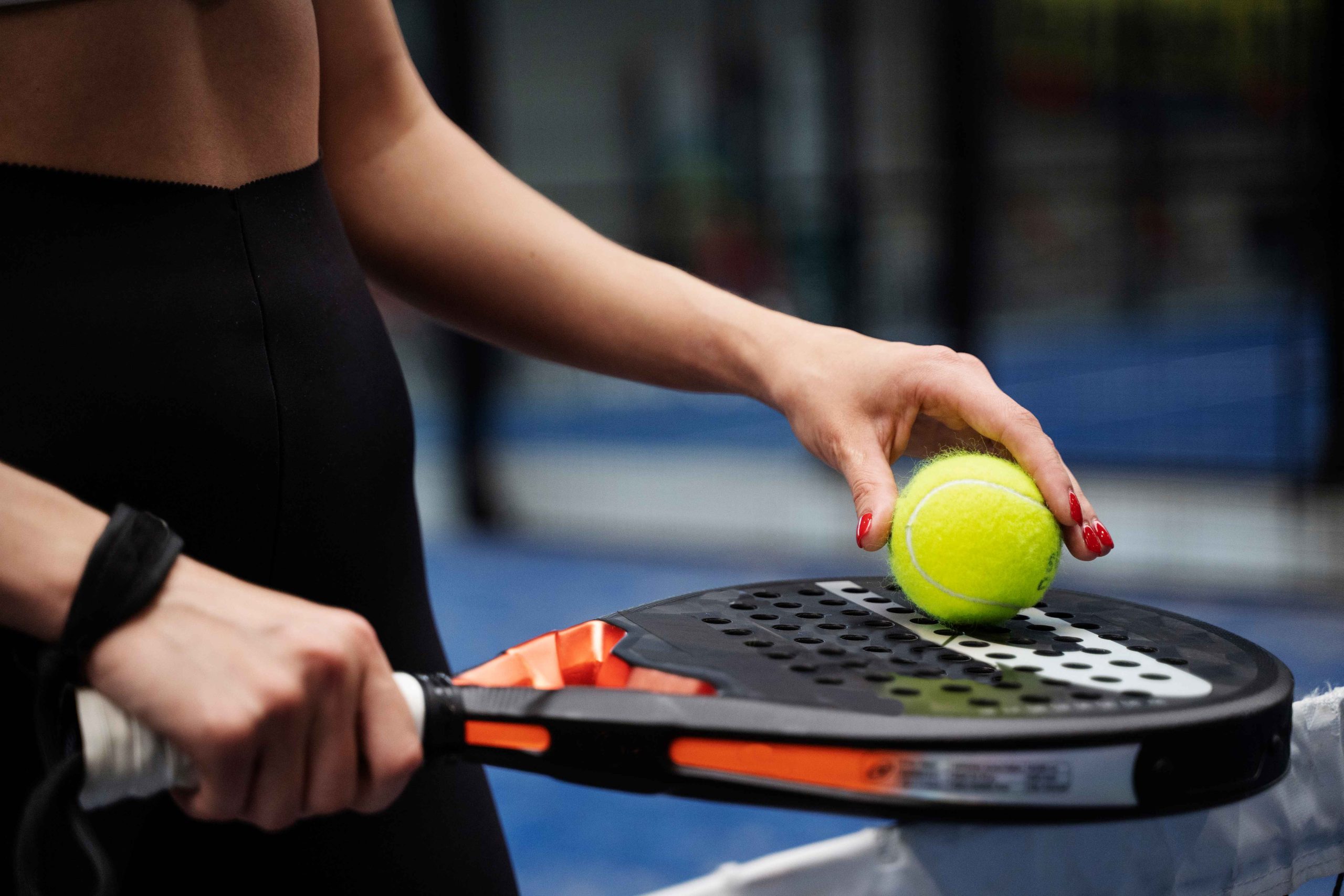 inti karet bola padel yang menentukan tekanan dan karakter pantulan