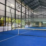 lapangan padel indoor di Indonesia untuk bermain sepanjang tahun