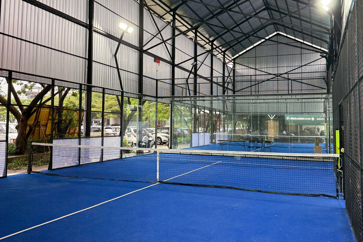 lapangan padel indoor di Indonesia untuk bermain sepanjang tahun