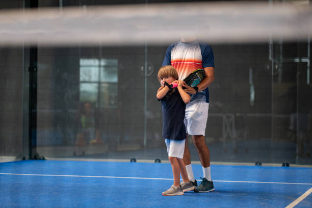 pelatih padel memberikan latihan teknik kepada pemain