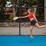pemain melakukan servis dalam pertandingan padel