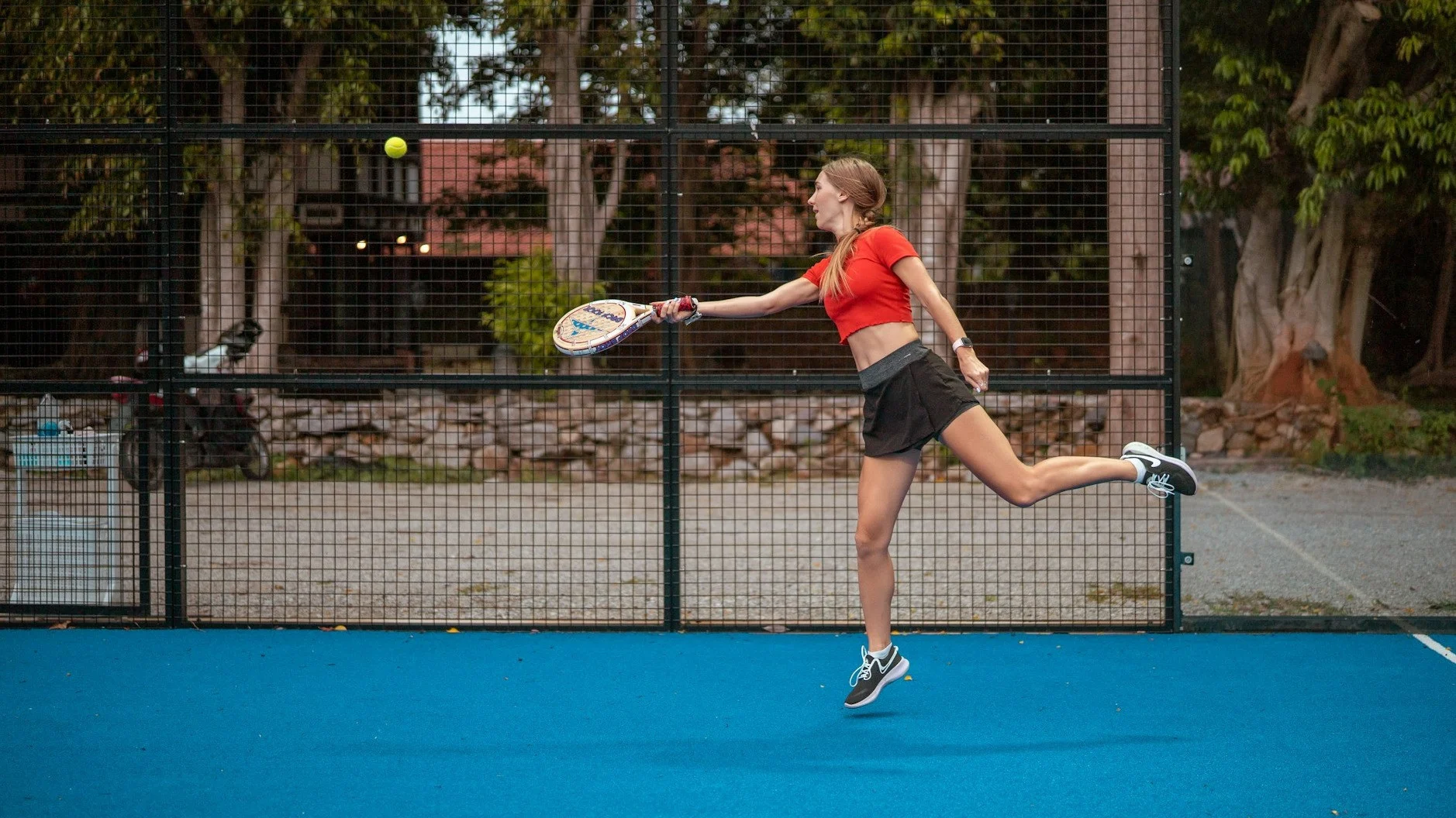 pemain melakukan servis dalam pertandingan padel