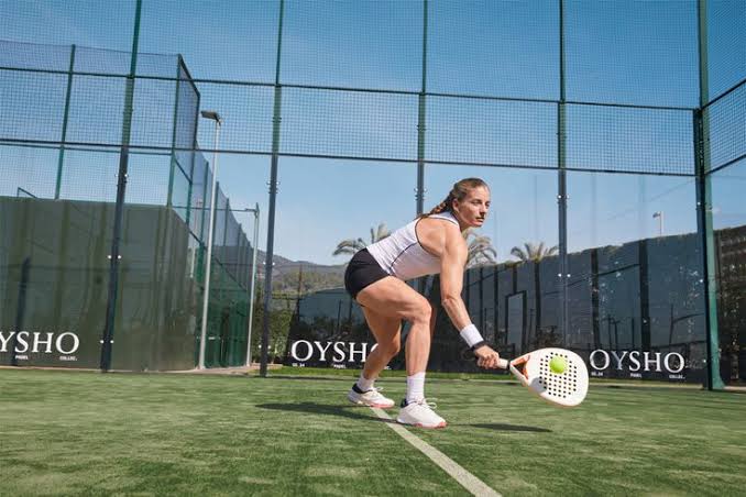 pemain padel menggunakan strategi bertahan dengan sabar saat menghadapi lawan