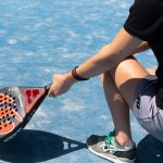 peredam getaran yang dipasang pada raket padel