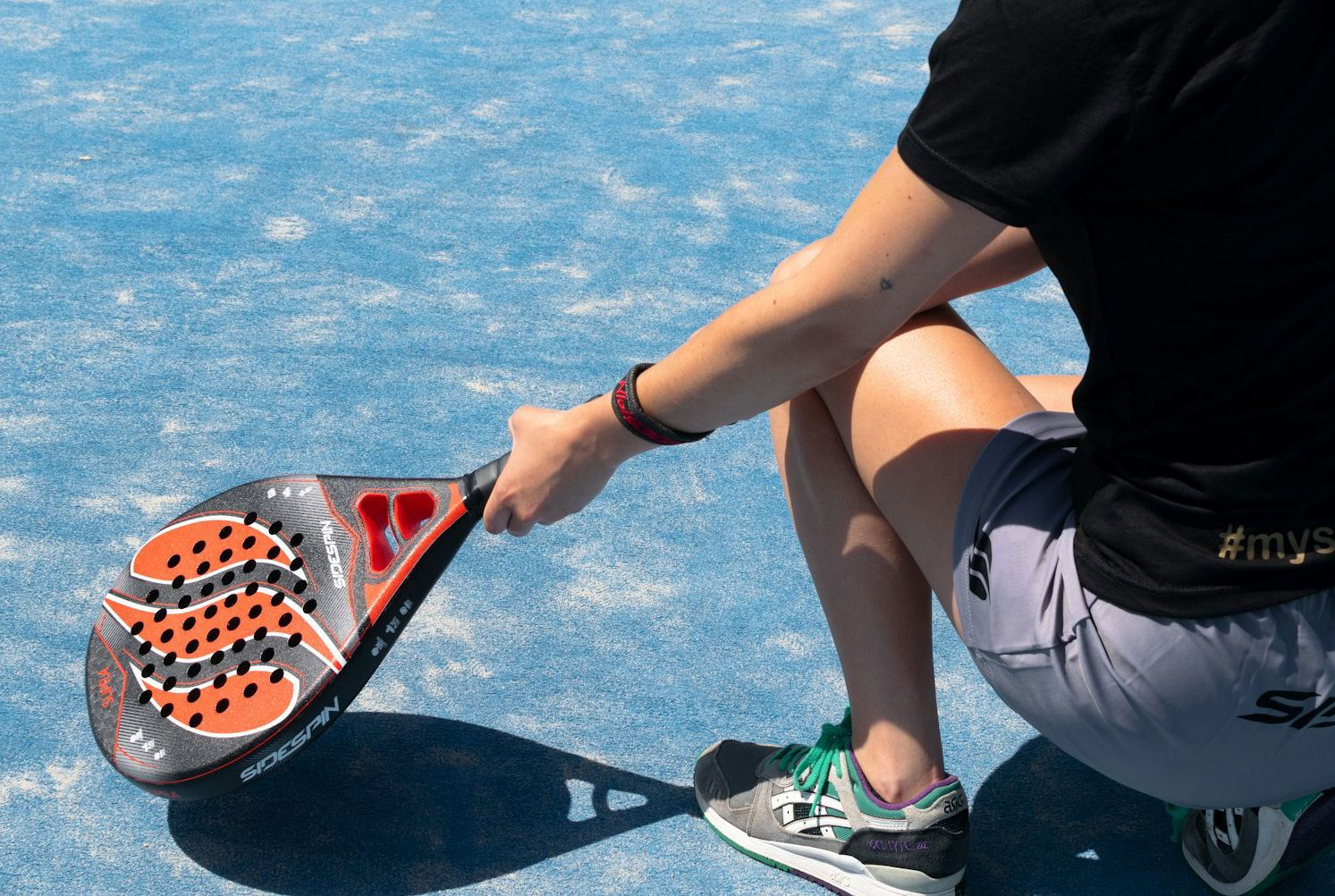 peredam getaran yang dipasang pada raket padel