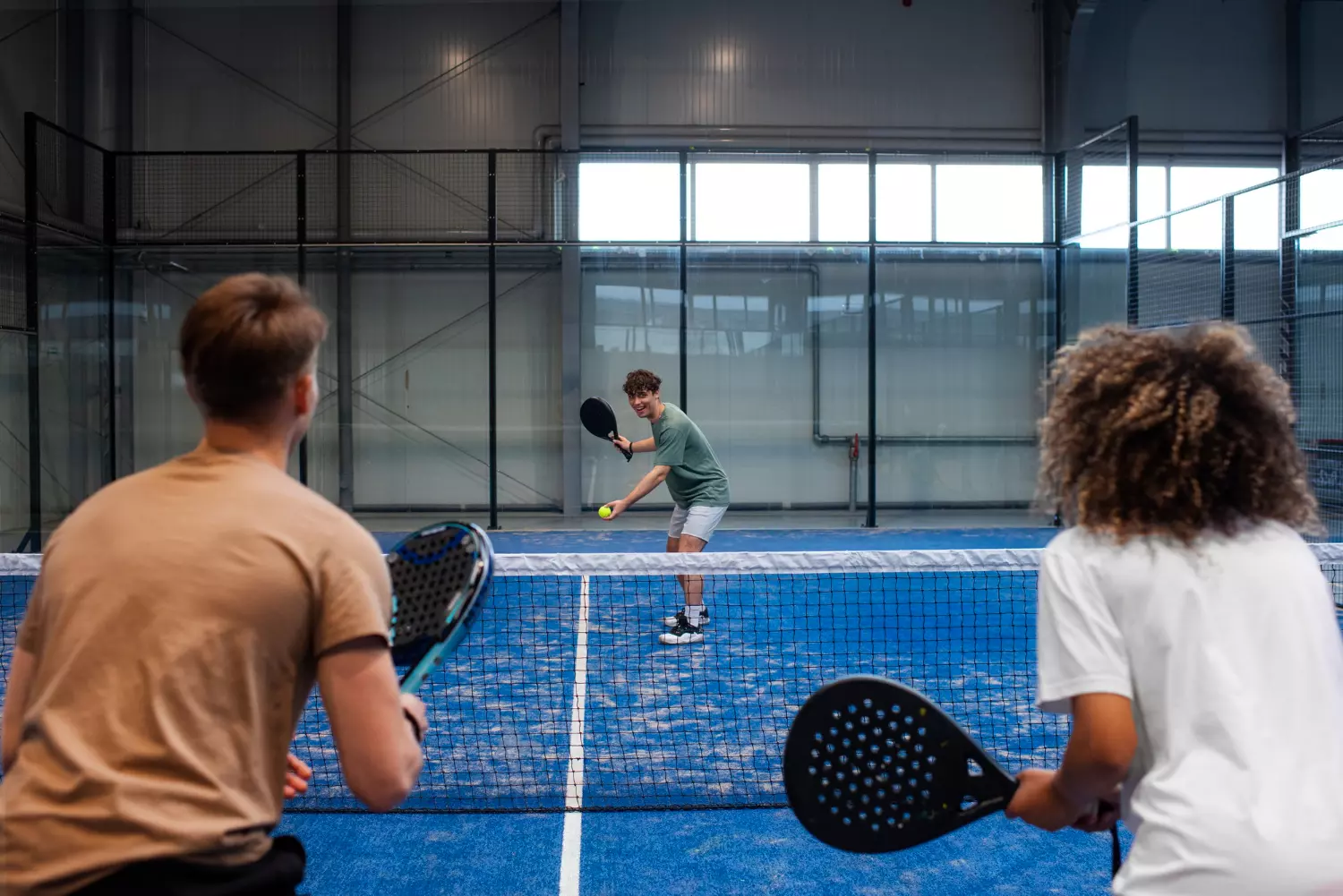 posisi ideal pemain saat menerima servis dalam permainan padel