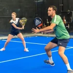 posisi pemain saat menerima servis dalam pertandingan padel