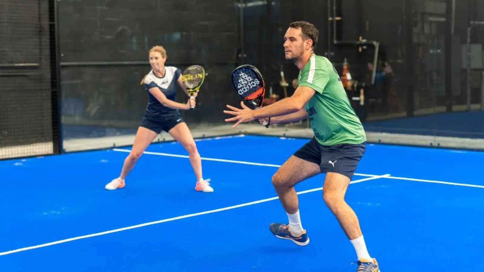 posisi pemain saat menerima servis dalam pertandingan padel